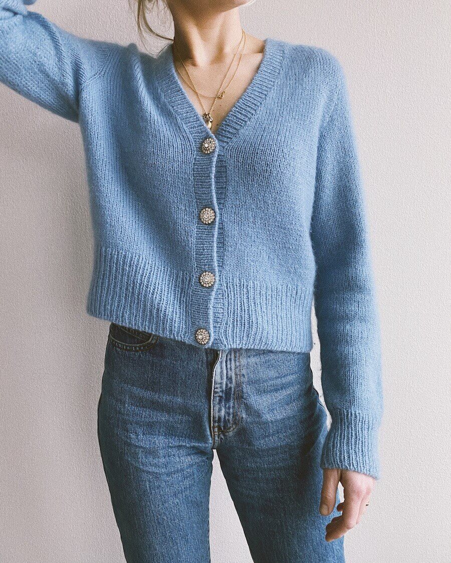 Kvinde iført blå April Cardigan