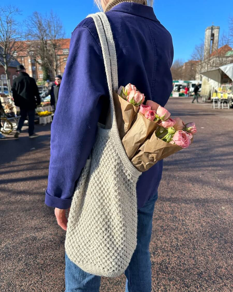 Kvinde med hvid Breeze Bag