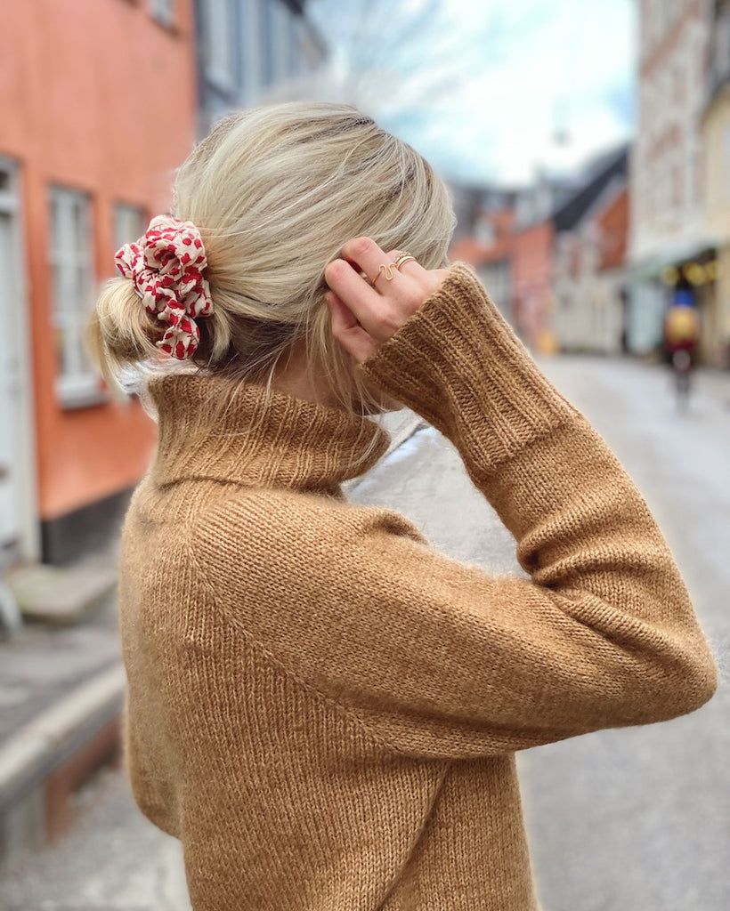 Kvinde iført brun Caramel Sweater