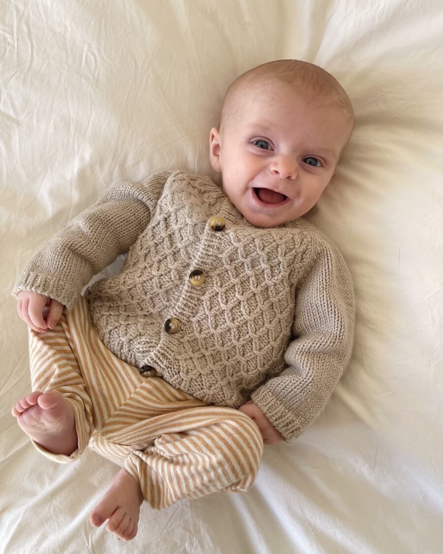 Barn iført beige Carls Cardigan