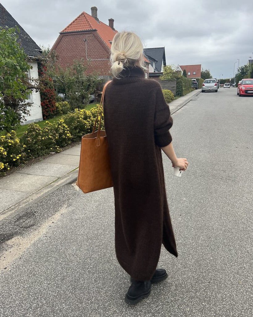Kvinde iført brun Chestnut Dress