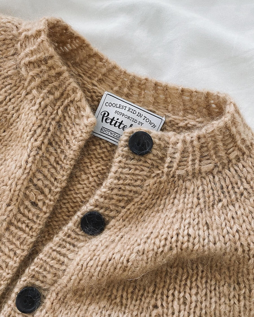 Closeup af beige Novice Cardigan Junior – Chunky Edition