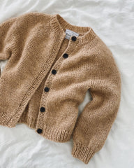 Liggebillede af beige Novice Cardigan Junior – Chunky Edition