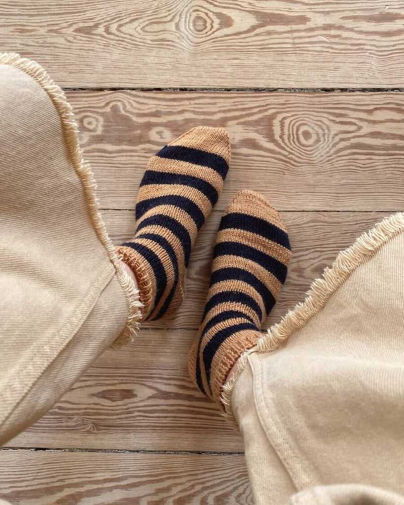 Kvinde iført brun og blå-stribede Everyday Socks