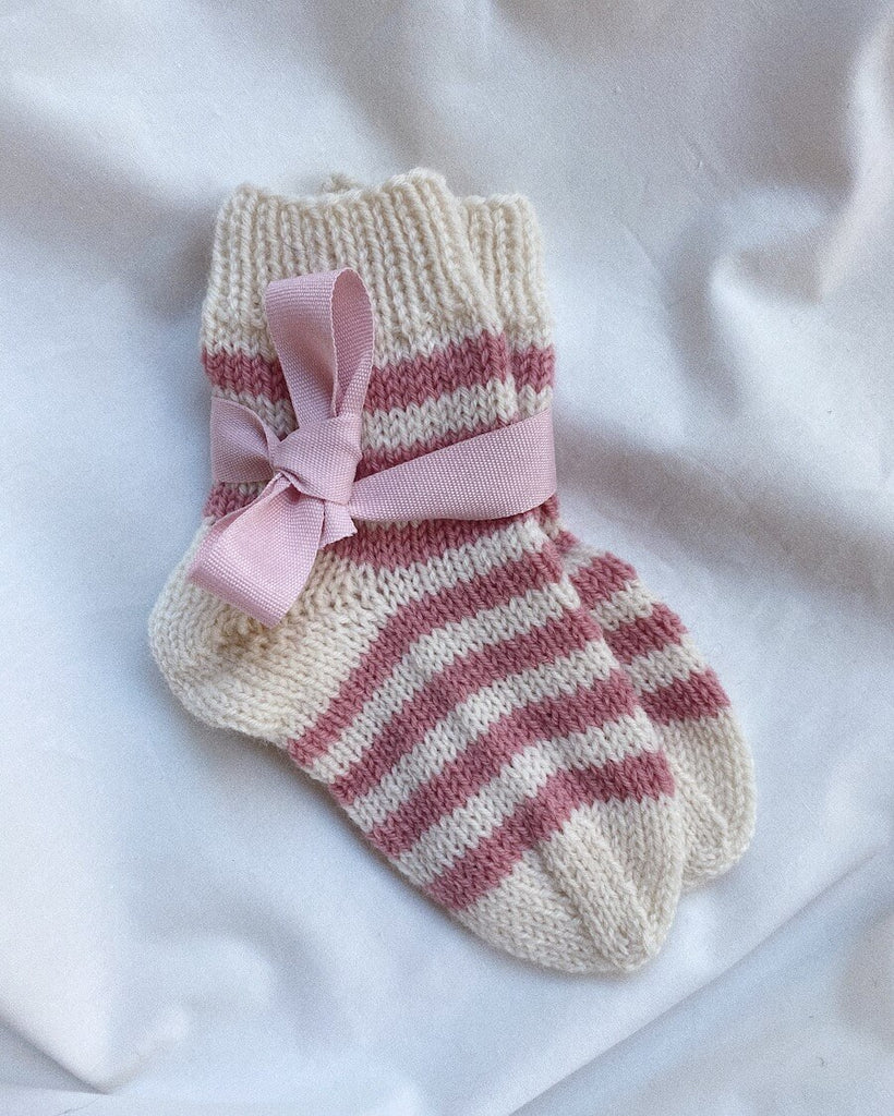 Liggende lyserøde og hvid-stribede Everyday Socks Junior