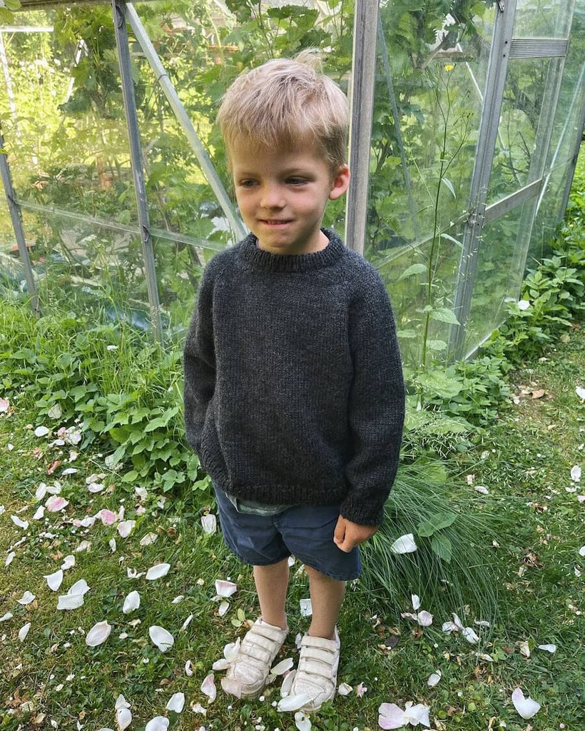 Barn iført koksgrå Hanstholm Sweater Junior