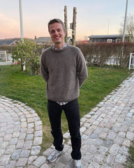 Mand iført brun Hanstholm Sweater