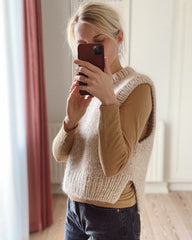 Kvinde iført hvid Holiday Slipover