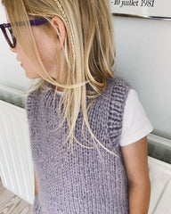 Barn iført lilla Holiday Slipover Junior