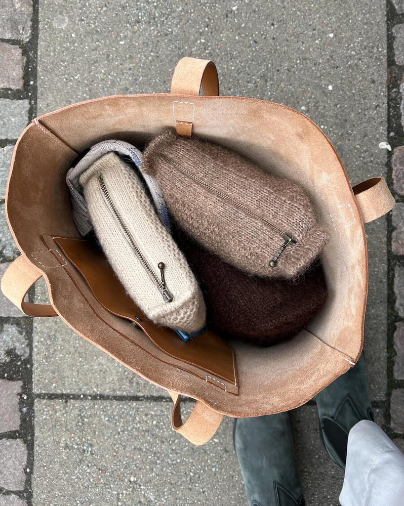 Brun og lys Honey clutch stående nede i taske