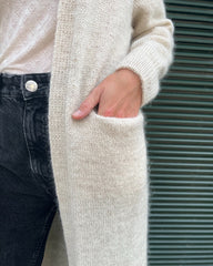 Detaljebillede af lomme på hvid Ingen Dikkedarer Cardigan