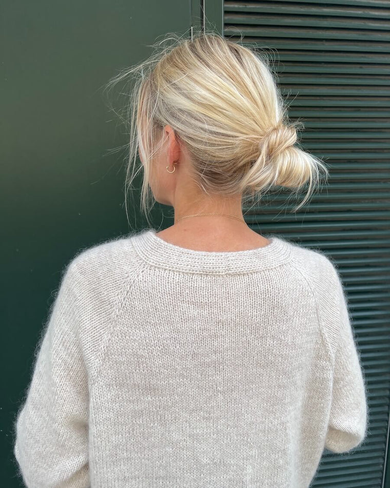 Kvinde iført hvid Ingen Dikkedarer Cardigan