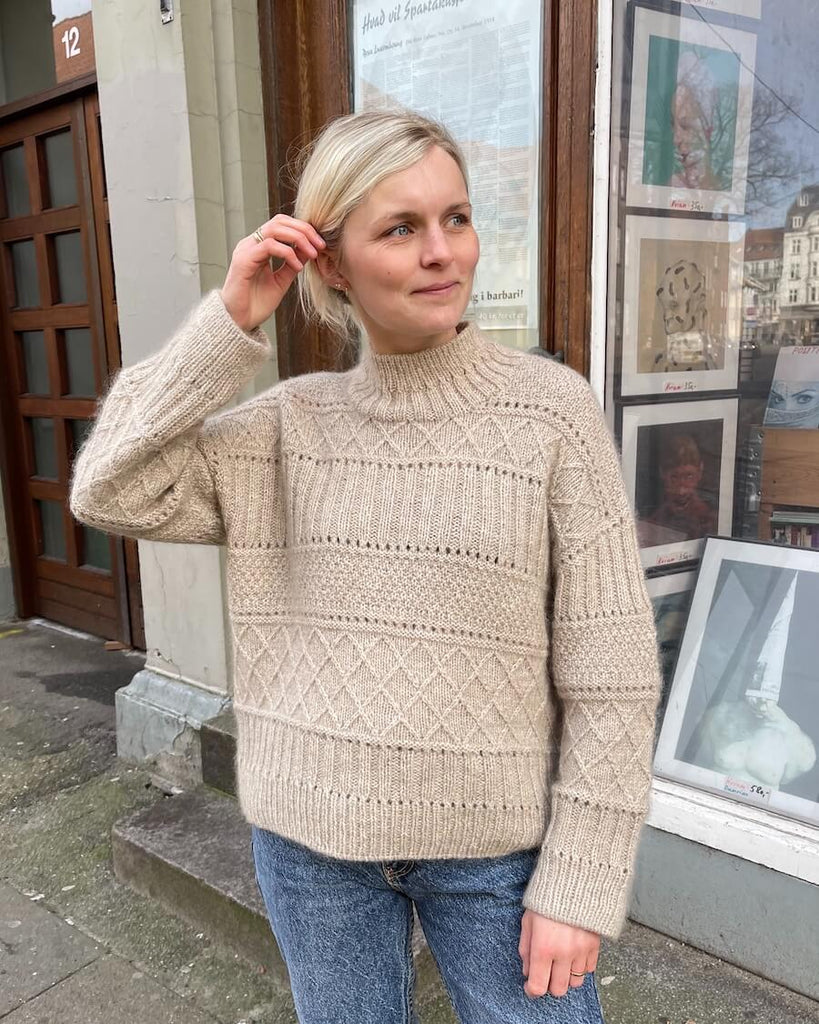 Kvinde iført lys Ingrid Sweater