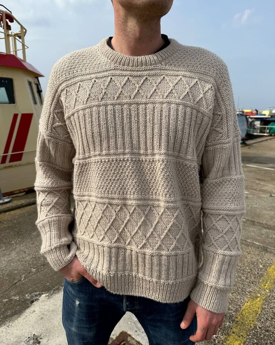 Mand iført lysegrå Ingrid Sweater Man