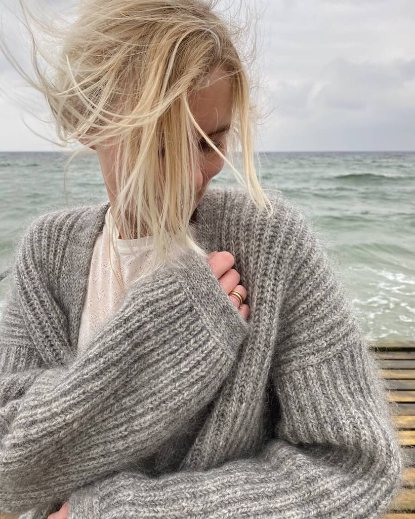 Kvinde iført grå November Jacket