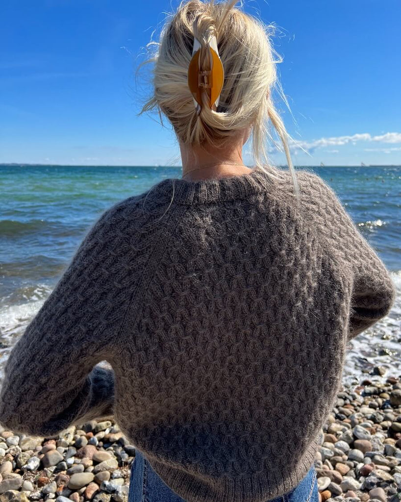 Kvinde iført brun Jenny Sweater