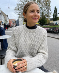 Kvinde iført grå Jenny Sweater