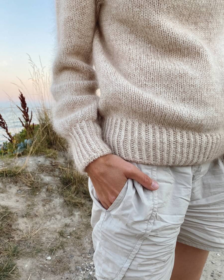 Kvinde iført brun Novice Sweater 