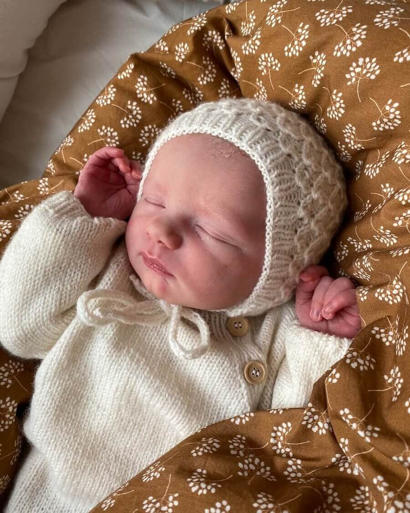 Baby iført hvid Karens Kyse