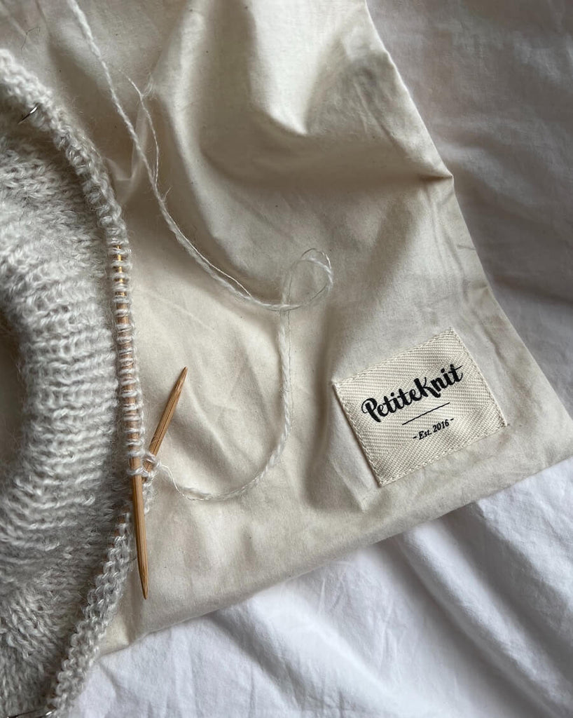 Close up af Petiteknit knitter's bag i natur