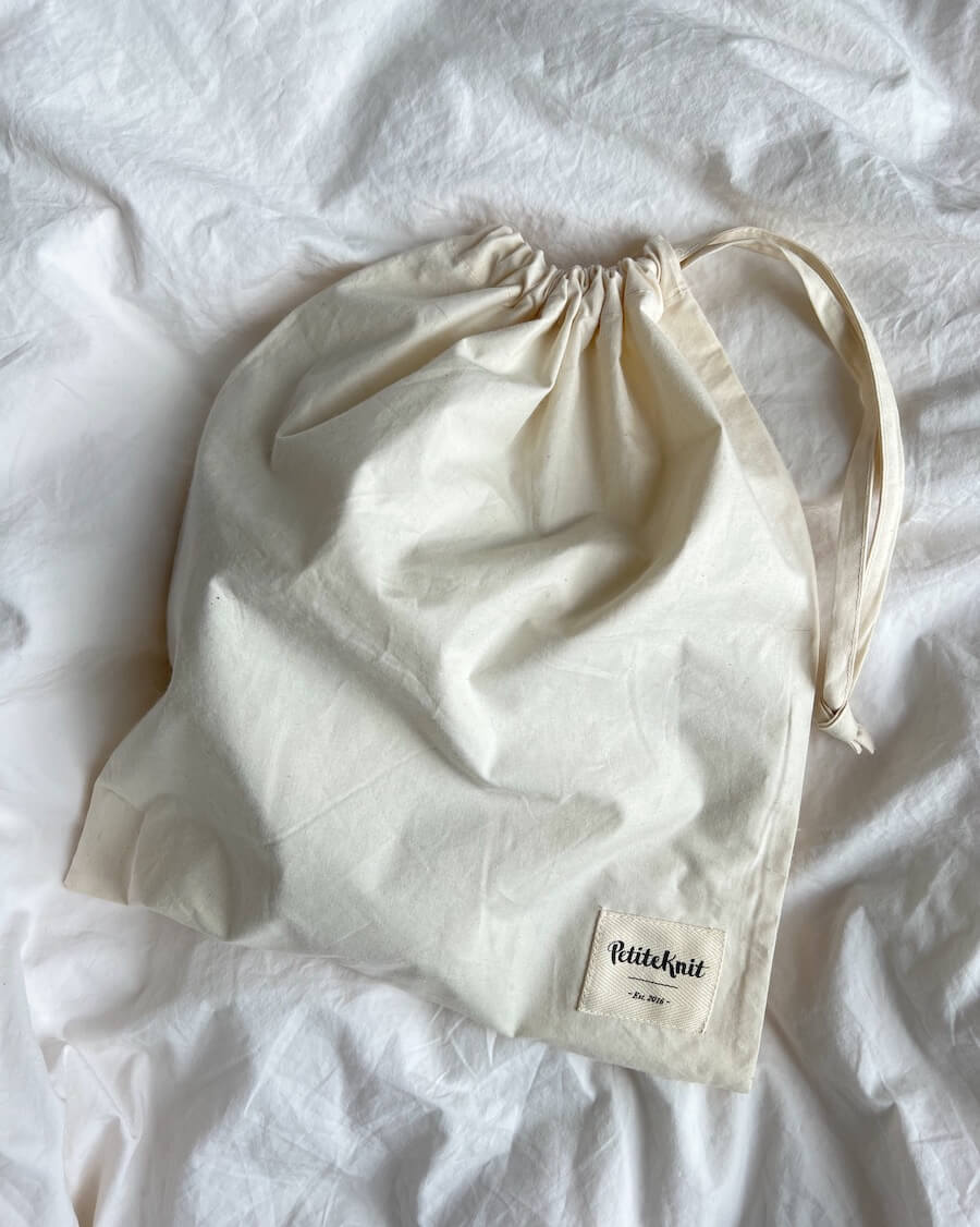 Petiteknit Knitter's string bag i natur med logo