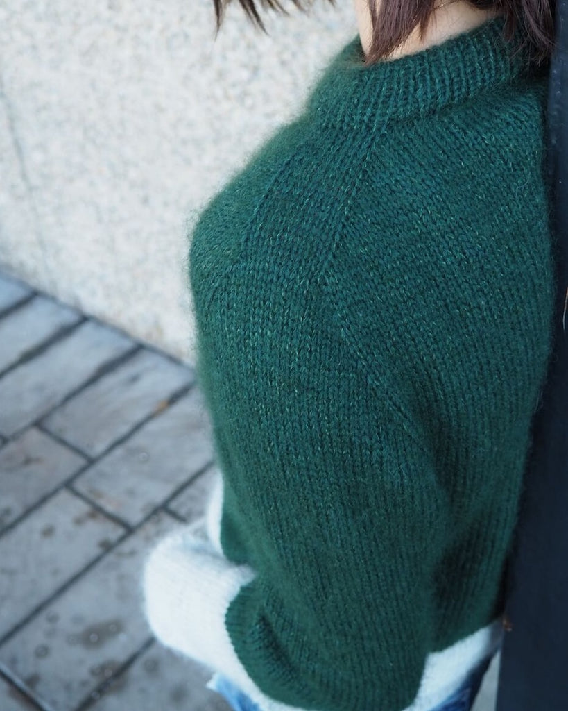 Kvinde iført grøn og grå Kontrastsweater