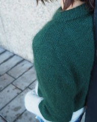 Kvinde iført grøn og grå Kontrastsweater