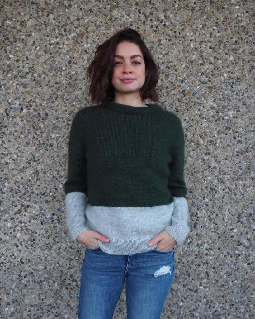 Kvinde iført grøn og grå Kontrastsweater
