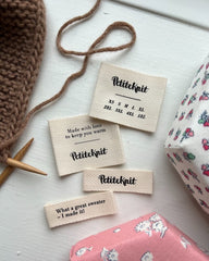 Diverse labels fra Petiteknit på bord