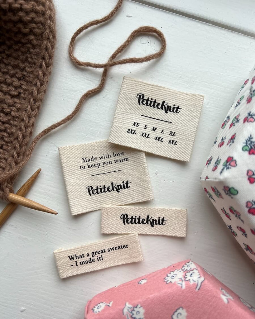 Forskellige tekstillabels fra Petiteknit