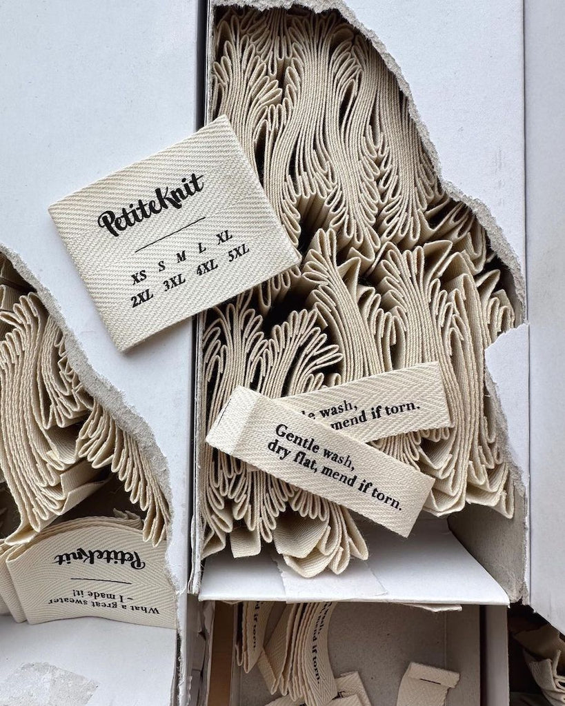 Kasser med tekstil labels 