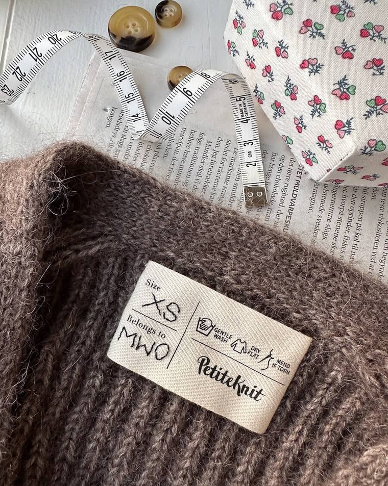 Forskellige labels med tekster fra petiteknit