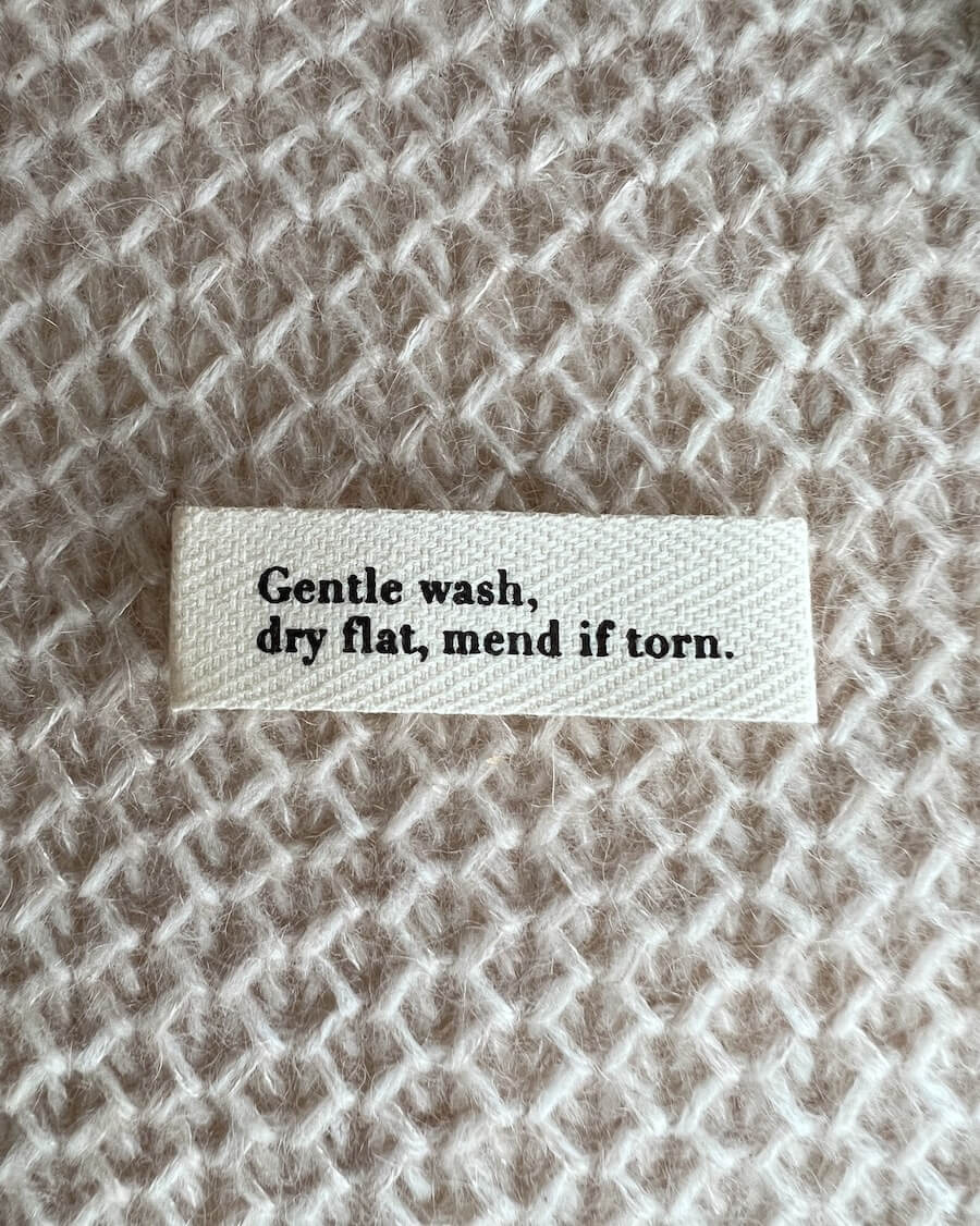 "Gentle wash, dry flat, mend if torn." label fra Petiteknit