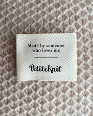 "Made by someone who loves me" tekstillabel fra Petiteknit