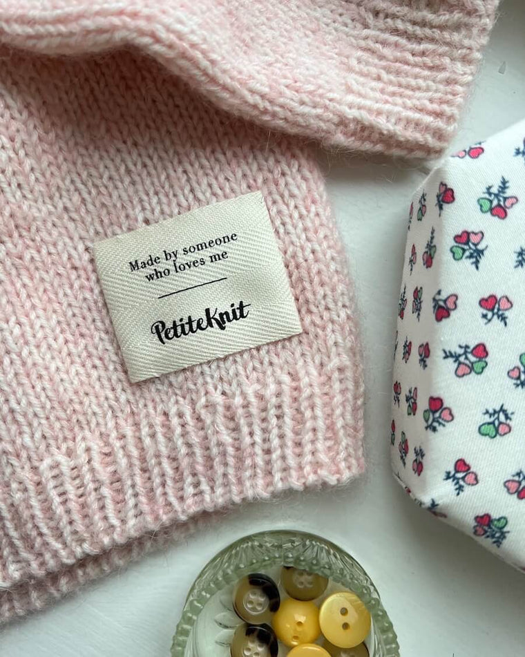 Kasser med tekstillabels oppe fra