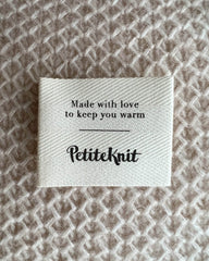 "Made with love to keep you warm" tekstilabel fra Petiteknit