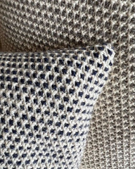 Hvid og blå Marie Pillow sammen med hvid og grå Marie Pillow