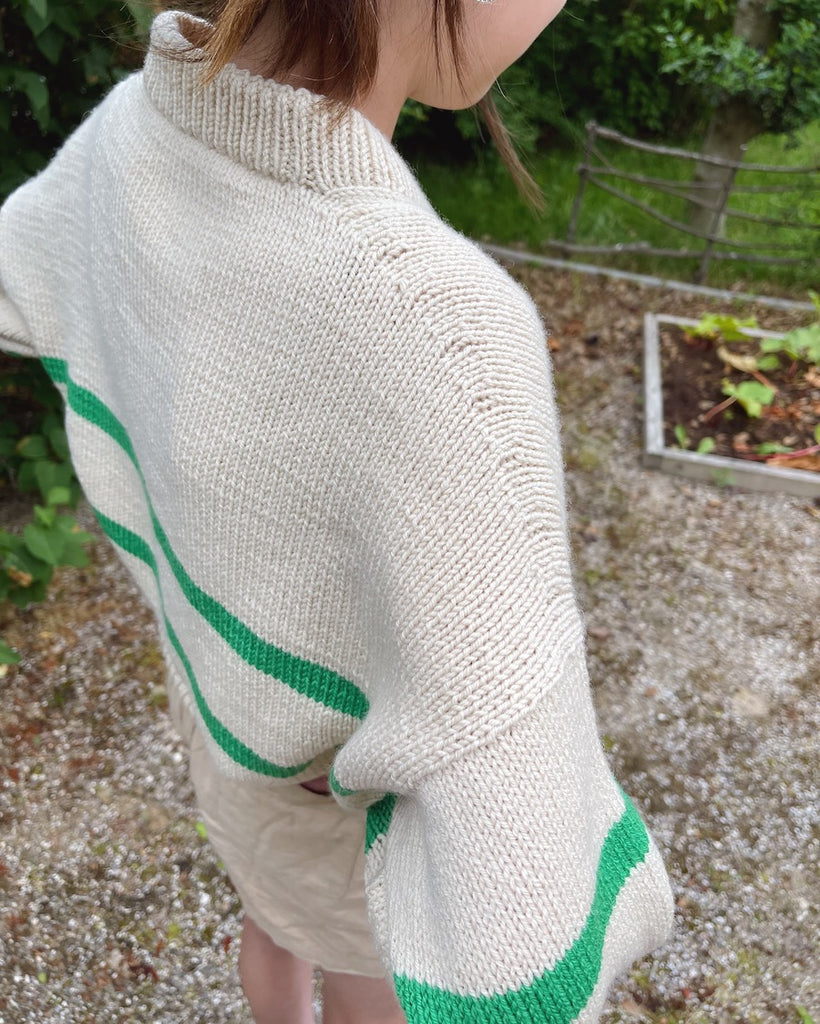 Pige iført grøn og hvid Marseille Sweater Young