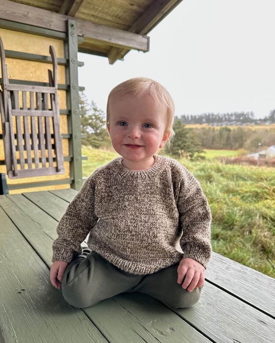 Barn iført lysebrun og hvid Melange Sweater Baby