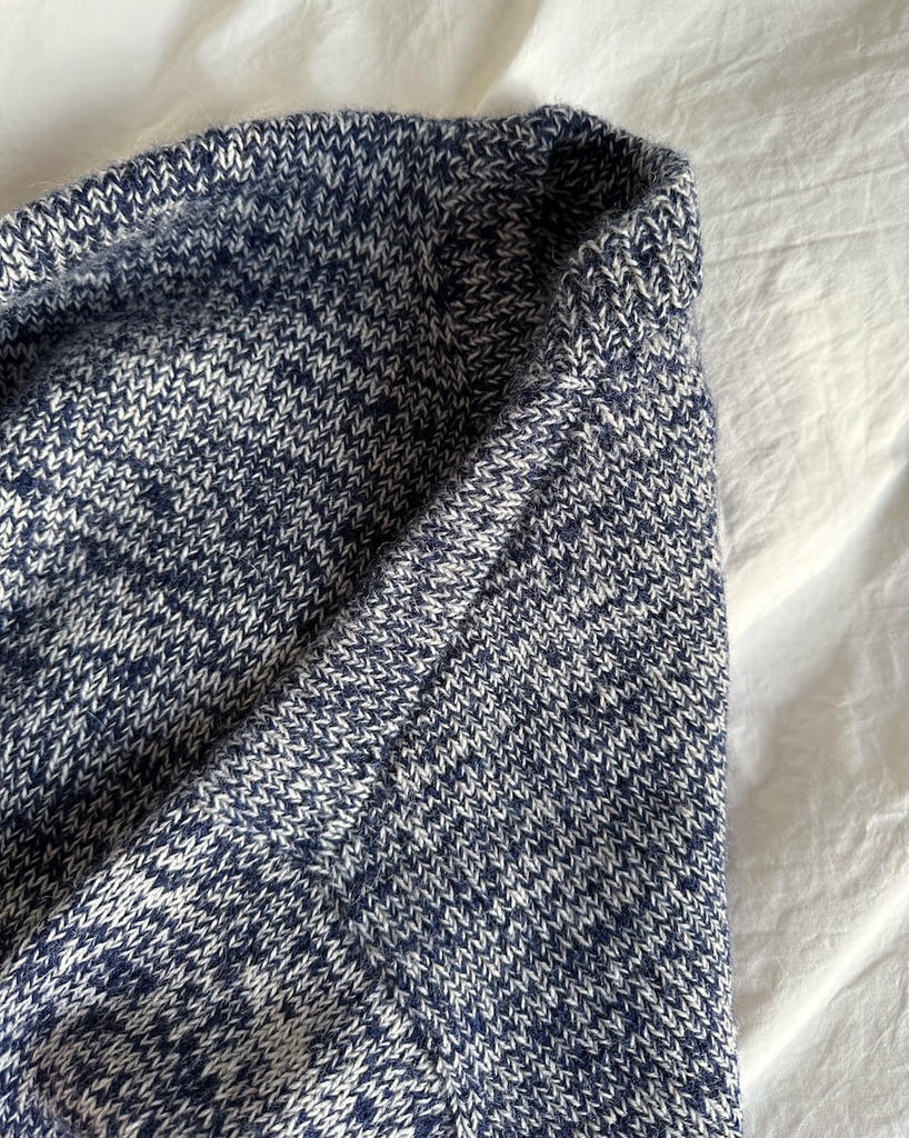Liggebillede af hvid og mørkeblå Melange Sweater