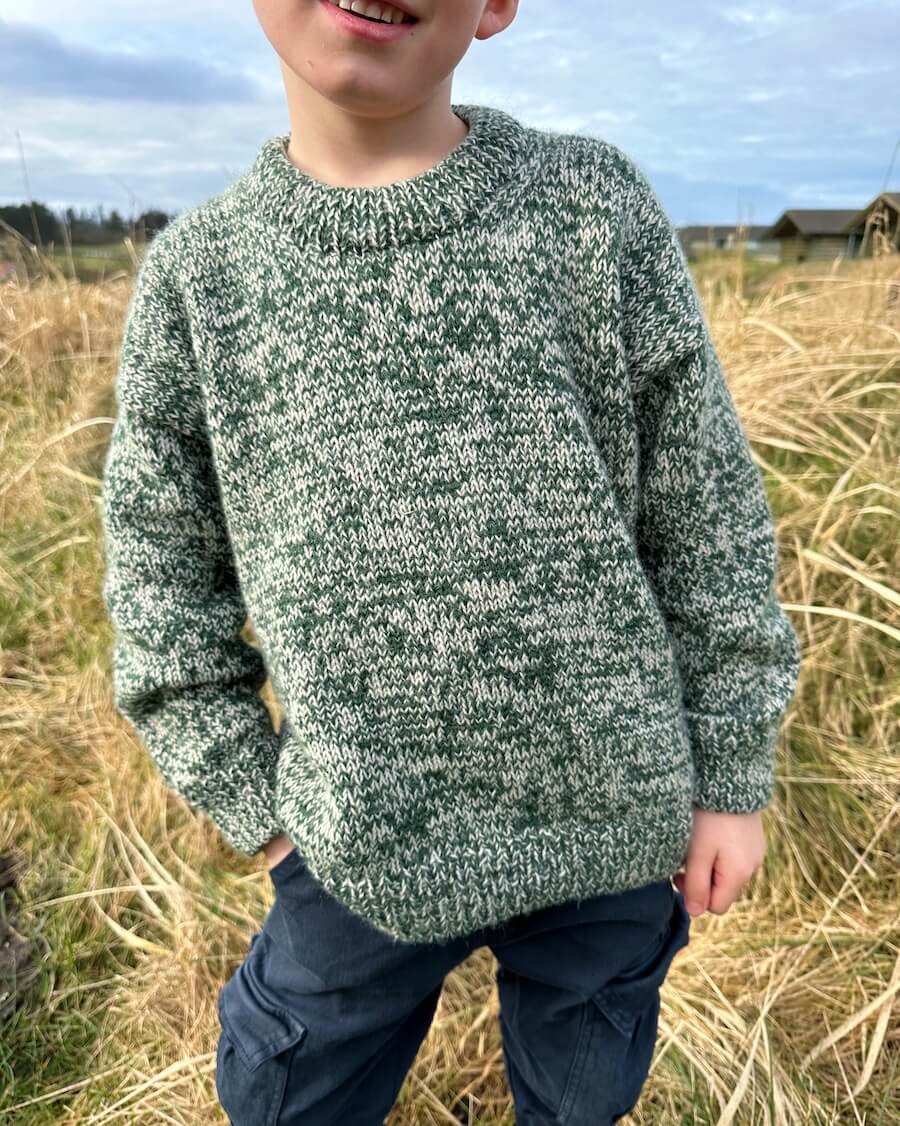 Dreng iført grøn Melange Sweater Junior 