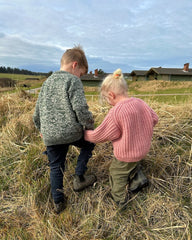Pige iført lyserød September Sweater Junior