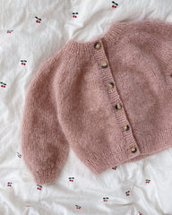 Liggebillede af rosa Novice Cardigan Mini – Mohair Edition