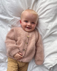 Barn iført rosa Novice Cardigan Mini – Mohair Edition