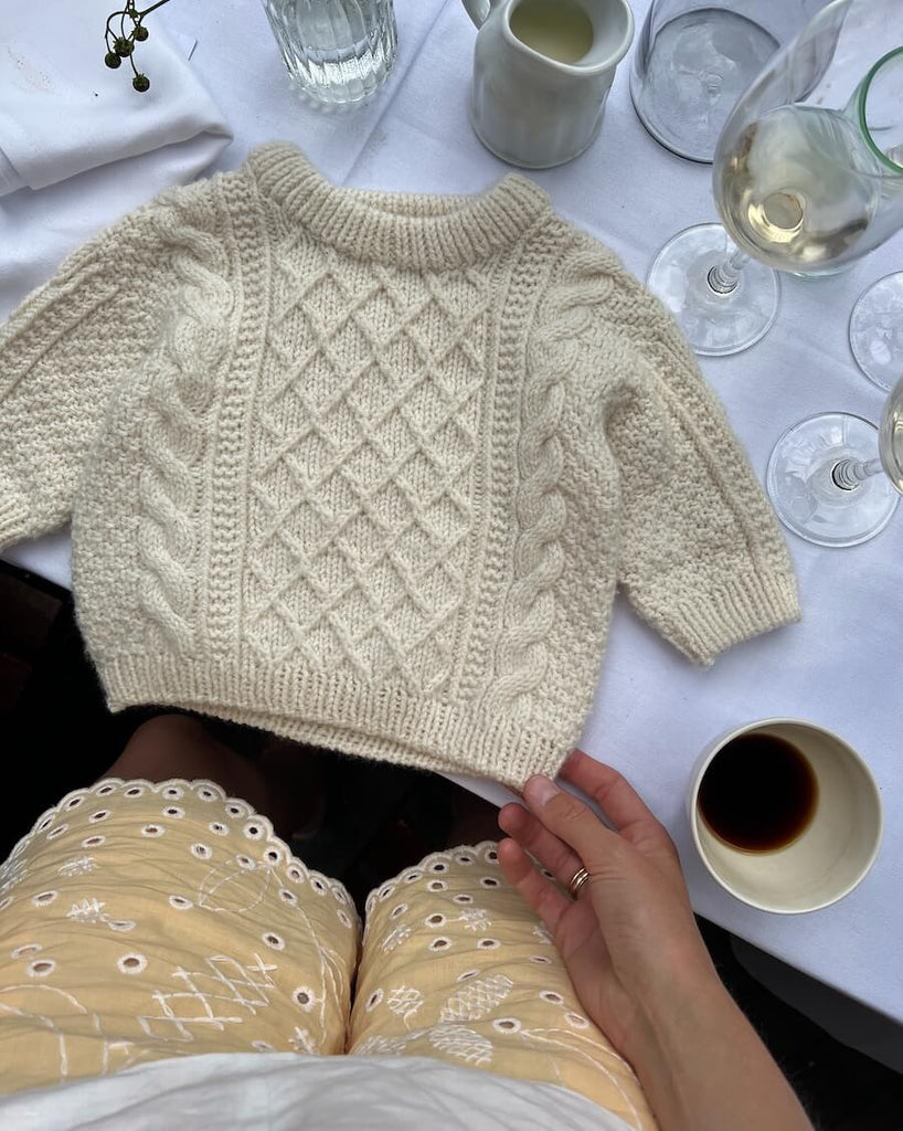 Liggebillede af hvid Moby Sweater Baby