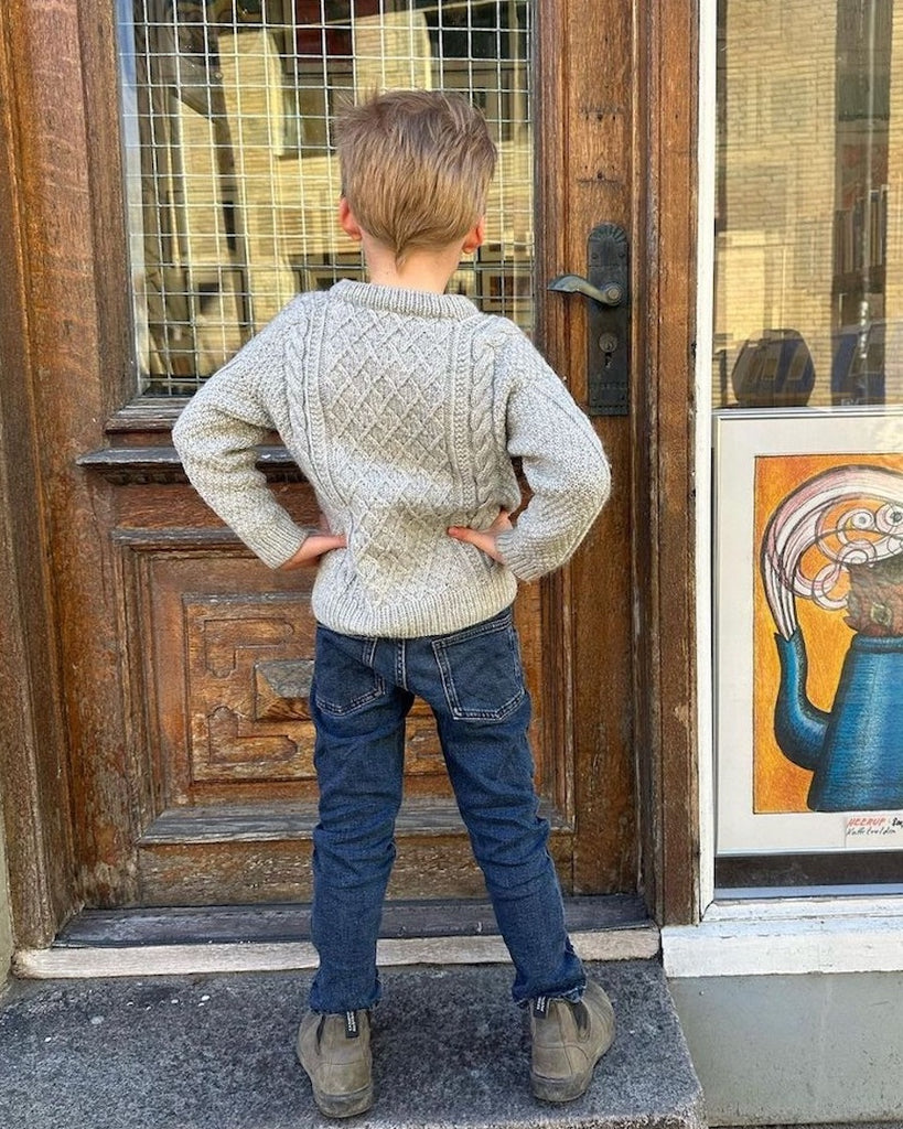 Barn iført grå Moby Sweater Mini