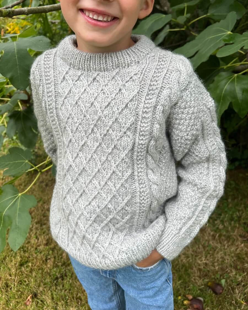 Barn iført grå Moby Sweater Mini