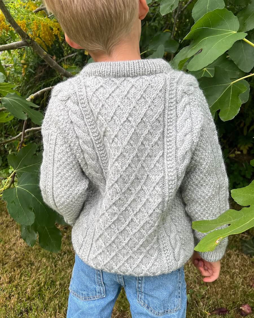 Barn iført grå Moby Sweater Mini