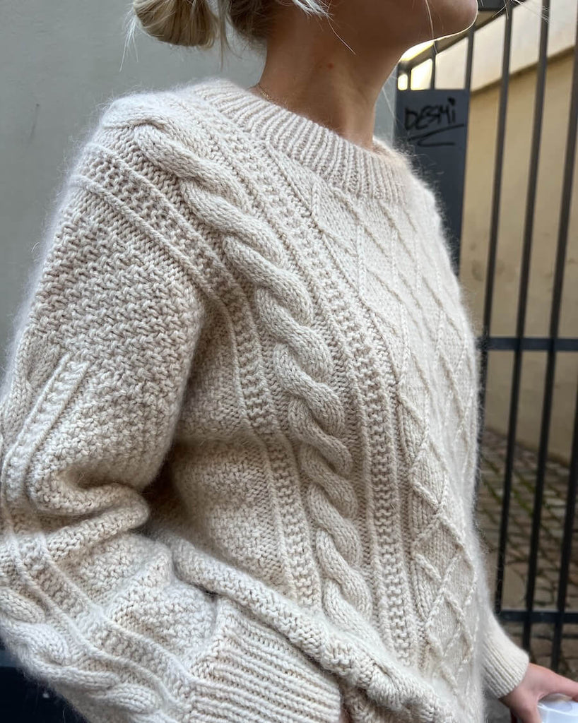Kvinde iført hvid Moby Sweater