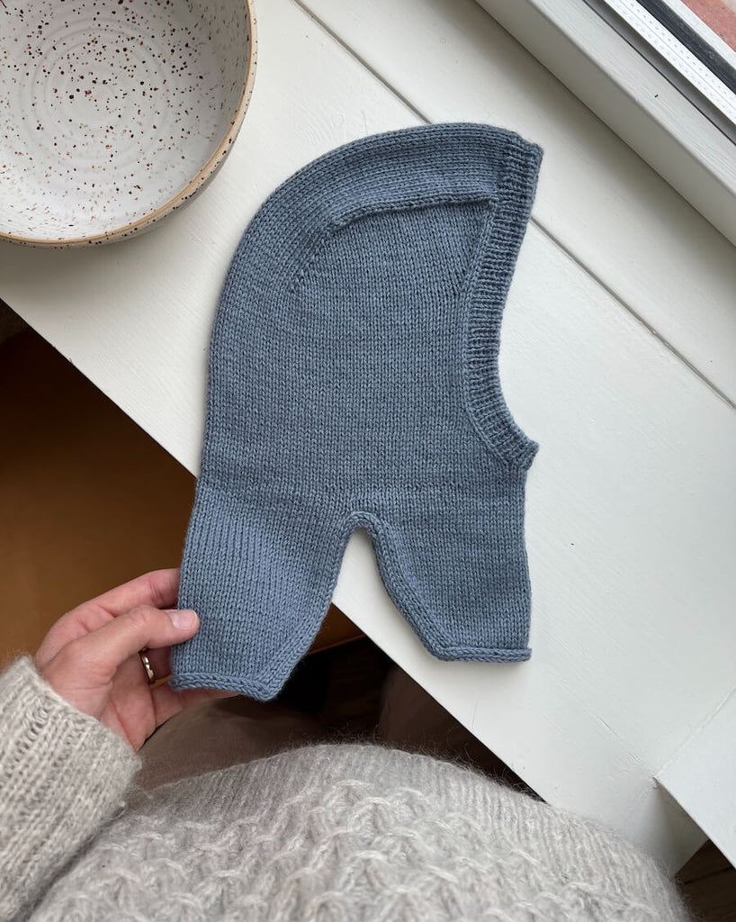 Liggebillede af blå Monday Balaclava